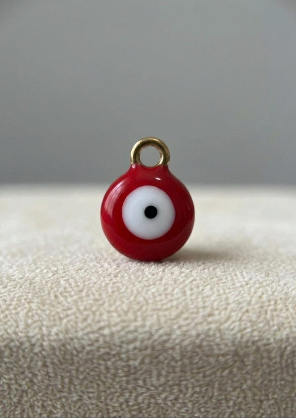 Petit Oeil Rouge